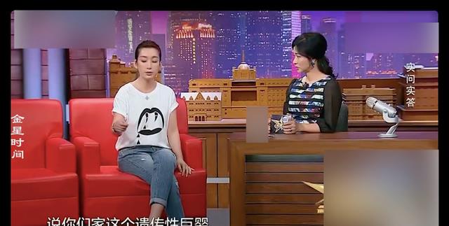 米兰达·可儿|秦海璐夫妇带娃出游，一家三口手牵手画面温馨，7岁儿子乖巧十足