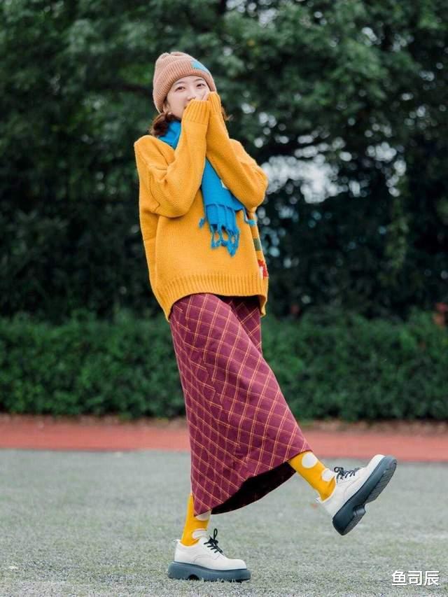 鱼司辰 秋冬季节毛衣是必备单品，搭配半身裙或牛仔裤，能提升气质又时髦
