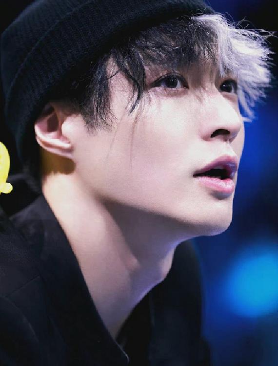 孕期|张艺兴爸爸唱歌视频曝光，父子俩五官超像，都有可爱的小酒窝！