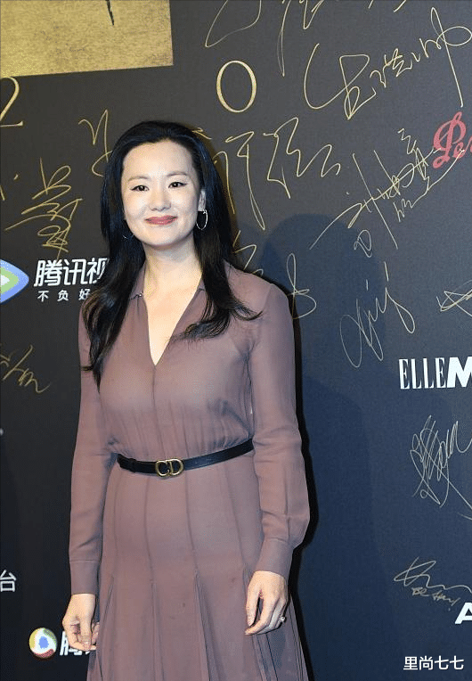 伏明霞|伏明霞罕见参加庆生会,戴大牌珠宝融入阔太圈,素颜仅有半条眉毛