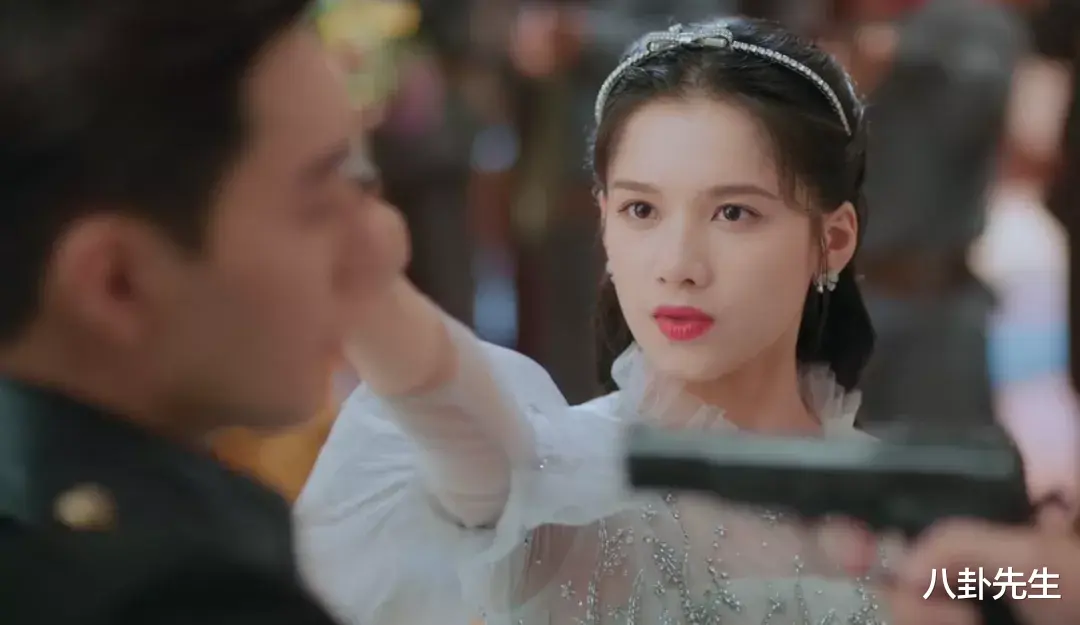 陈星旭|这部民国剧好离谱，演员妆发超时尚，男主靠耍帅拿下整个上海