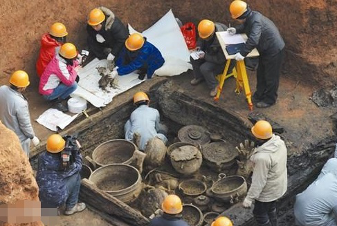 济南新闻网 湖北随州发现春秋大墓，文物不输曾侯乙墓，出土铜灯历经千年如新