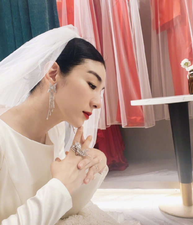 时尚风行派|43岁黄奕自嘲老要嫁人！穿白婚纱涂烈焰红唇美回巅峰，气质状态佳