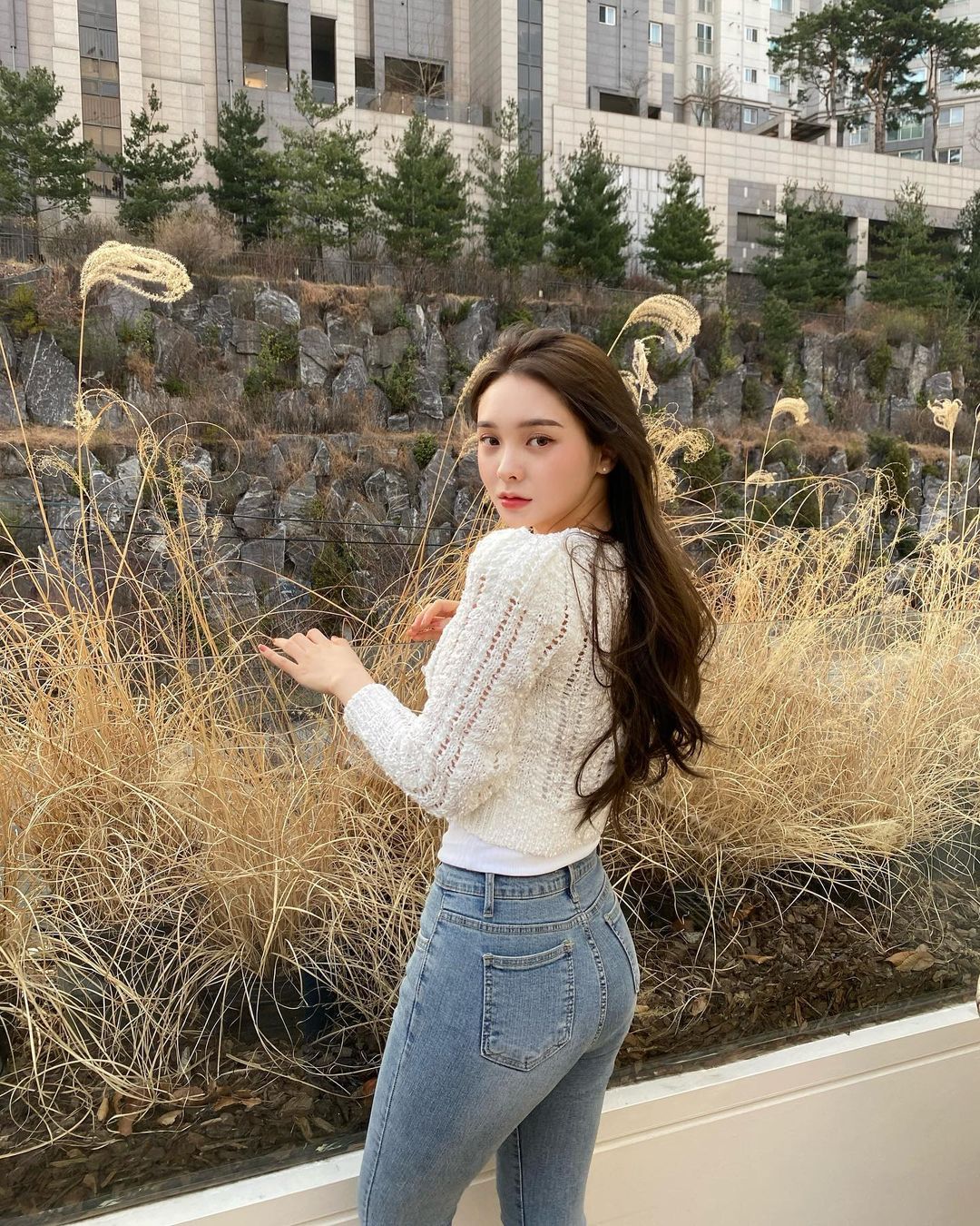 Fashion课代表 谁说秋天不能穿吊带背心？随便搭配一件开衫，温柔精致还显高级