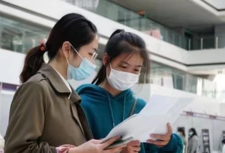 本科生|企业内实行“同岗不同酬”？职校生和本科生的差距，不只是工资