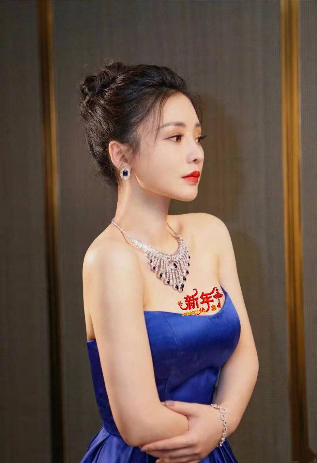 柳岩|柳岩越来越敢穿，一袭蓝色抹胸裙，藏不住的凹凸感，真诱惑