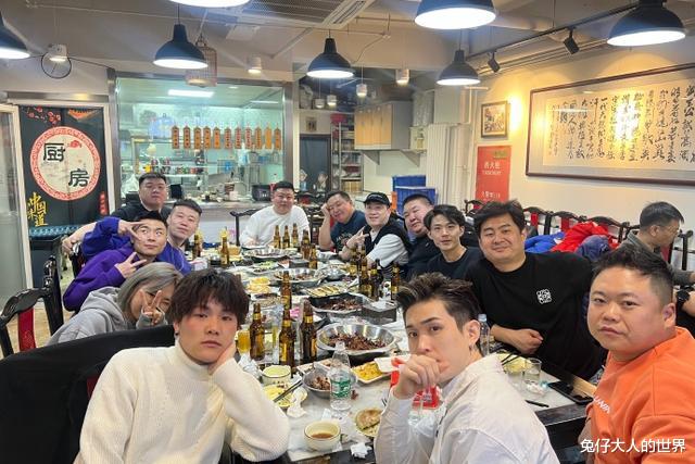 张鹤伦|张鹤伦深夜晒六队聚餐照，看到阎鹤祥杨九郎，网友直呼伦哥会来事