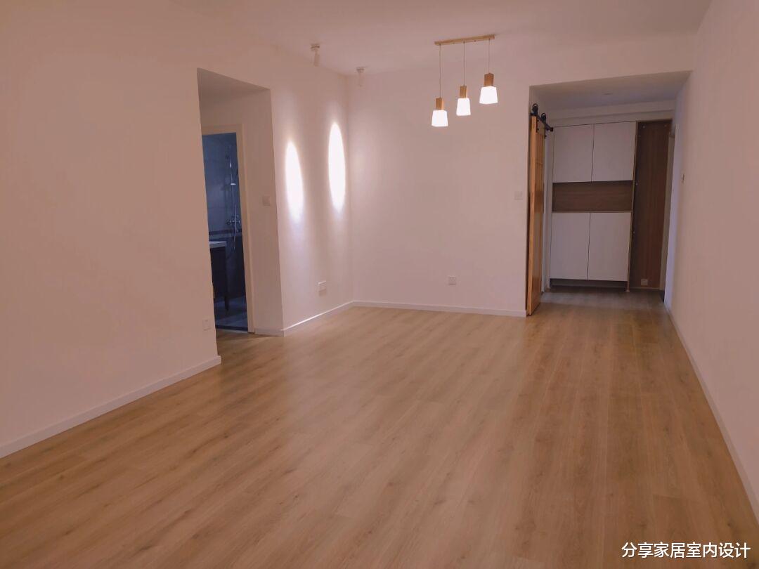 分享家居室内设计|极简原木风装修，不做吊顶和电视墙，全屋铺木地板，温馨又舒适！