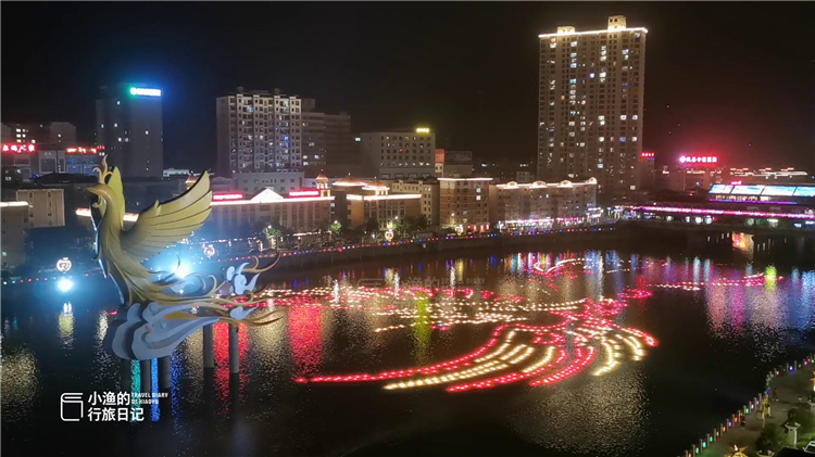 秦岭 陕西秦岭小县城，夜景太美了！有184米的喷泉，还有漫天星光瀑布