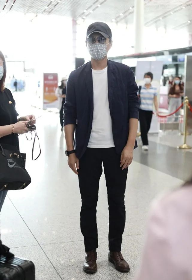 男士穿衣搭配杂志|靳东打造经典造型，西装+白T一样很时髦，这样穿尽显型男气质