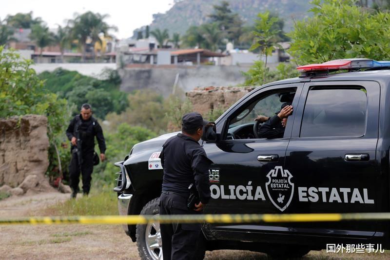 国外那些事儿 路边停着汽车打开竟叠着19具尸体，16人是外国人，凶手是警察