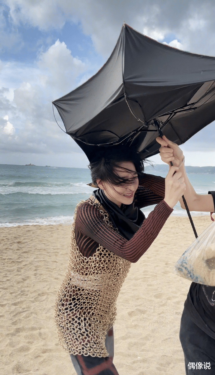 张馨予|张馨予海边拍杂志遇大风，伞被吹坏超狼狈，吐槽：别相信杂志成片