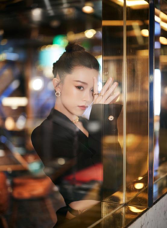 西装|文咏珊的造型总有股大姐大的气派感,露腰西装+后梳盘发,性感帅