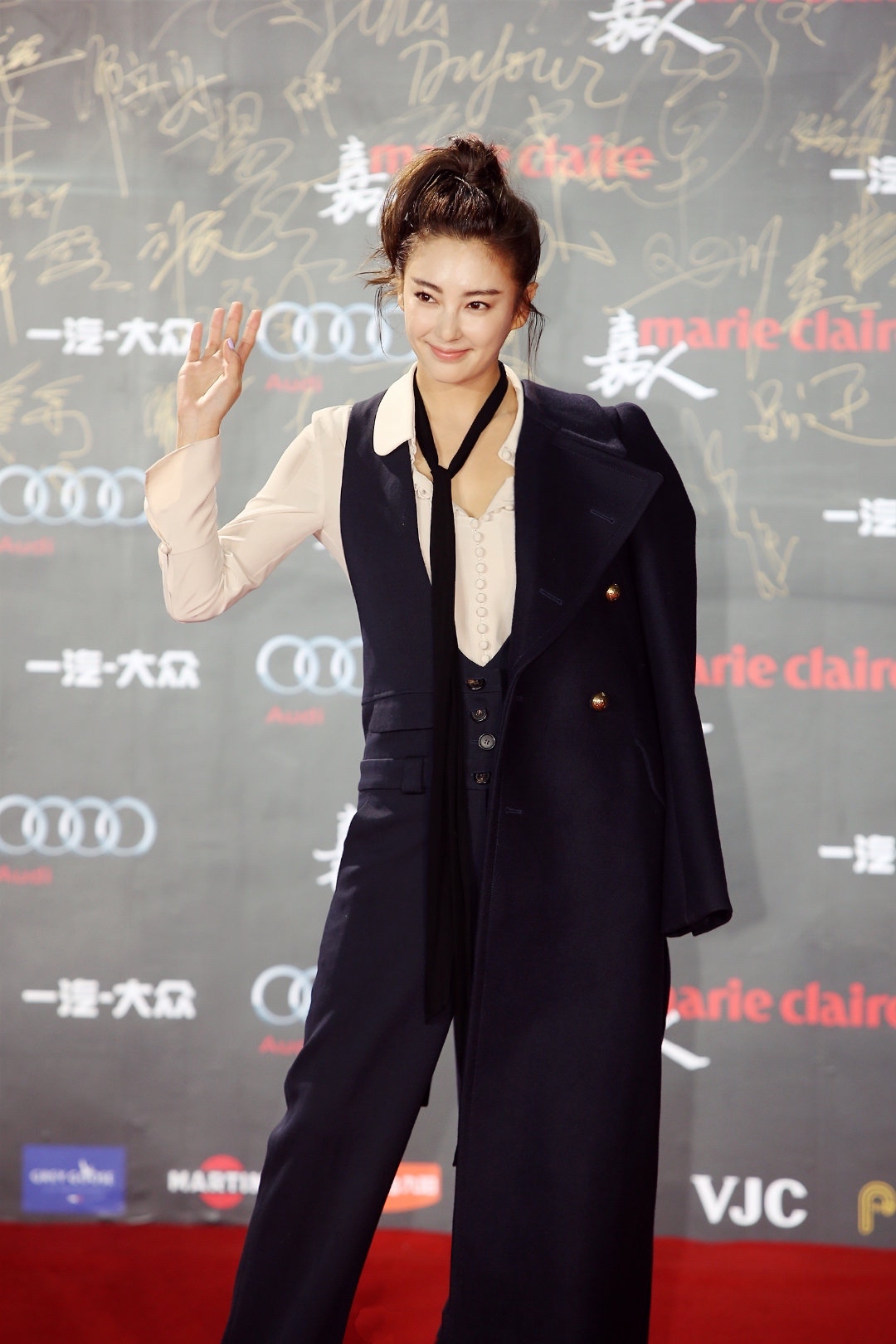 张雨绮|张雨绮真敢穿，大衣“只披半边”走红毯，意外美成焦点，又酷又飒