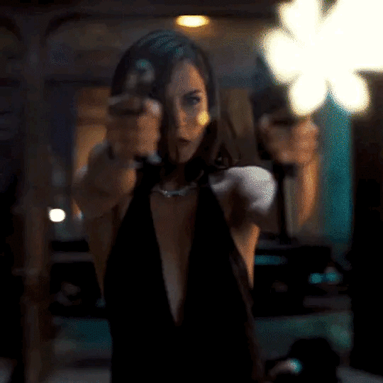 邦女郎|A爆了！新版邦女郎深V长裙大杀四方：你管这叫“花瓶”？