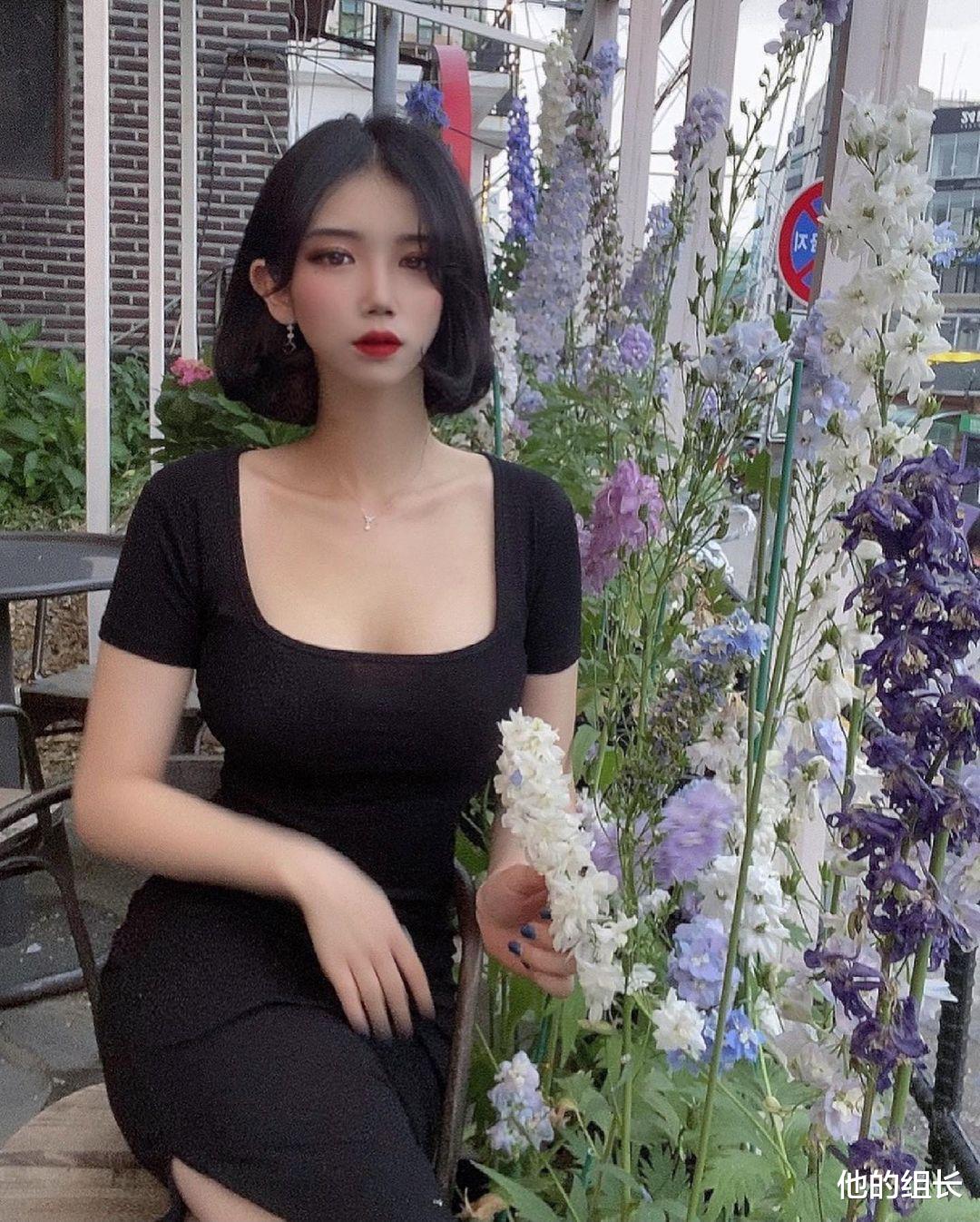 |短发气质举牌女郎，健美身材难得一见