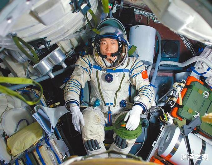 老照片|杨利伟濒死26秒返航，成就航天英雄的背后，是女儿离世和妻子离职