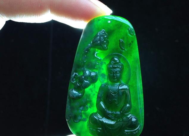 翡翠|翡翠是灵气十足的玉石，每个色彩都有自己的魅力，代表不同的含义