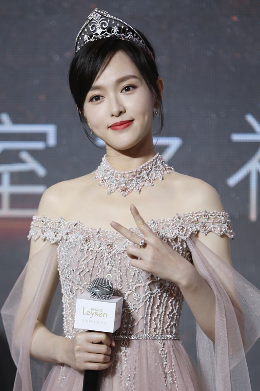 唐嫣|唐嫣越来越像个公主了，纱裙太像公主裙了，配上皇冠更甜