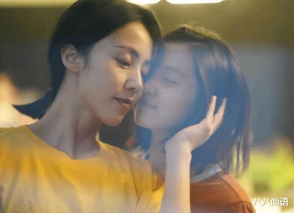 刘德华|黄磊女儿与欧阳娜娜妹妹合影，二人对镜微笑超开心，颜值太养眼