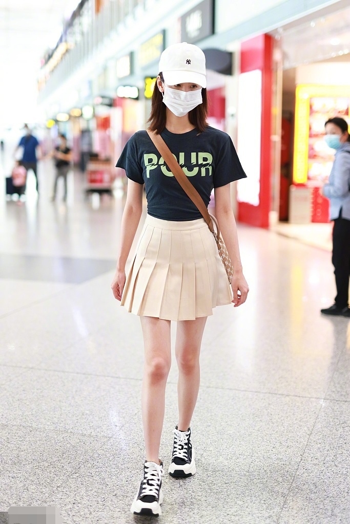 陈都灵|陈都灵恋情曝光后首现身，一身学院风穿搭秀大长腿，状态真不错！