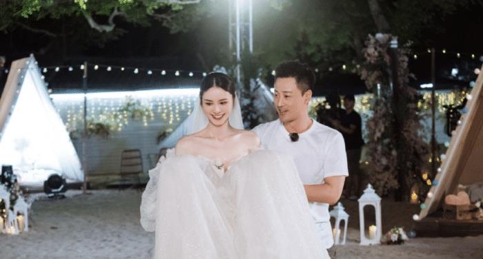 |张馨月晒带娃日常，格格草坪踢球，网友偶遇赞妈妈很美宝宝可爱