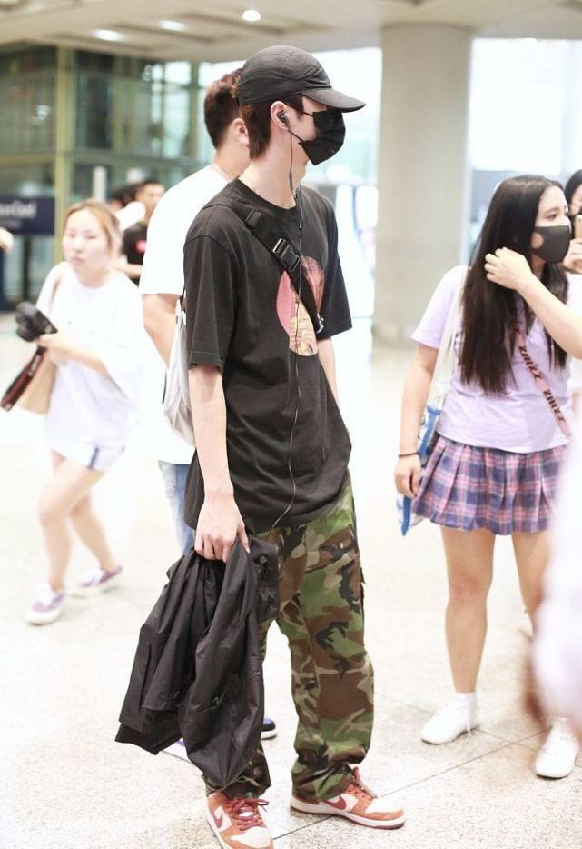 穿衣搭配|长得帅剪个寸头也好看,王一博清爽短发让人心动,穿得也像大学生