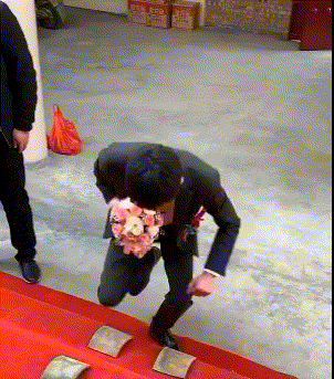 风云视角|搞笑GIF: 大妈真是老当益壮，一看在家就没少拿大爷练手吧