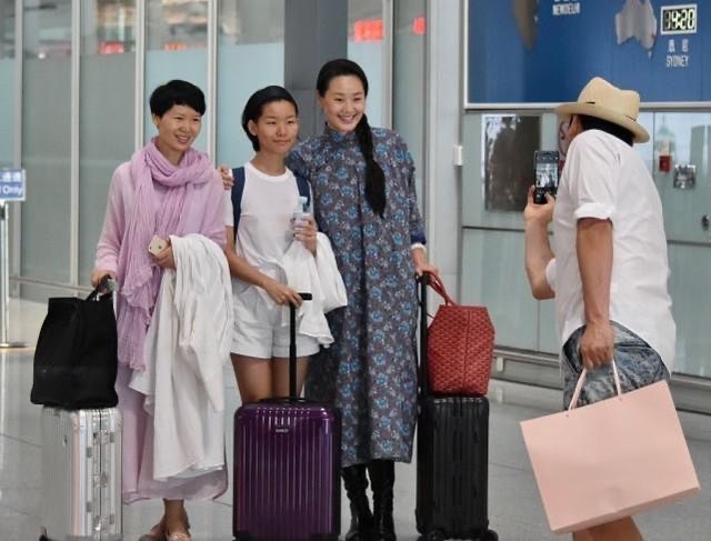 黄晓明|林依轮带老婆出行，胡子花白显出老态，西华穿碎花长袍气质也高级