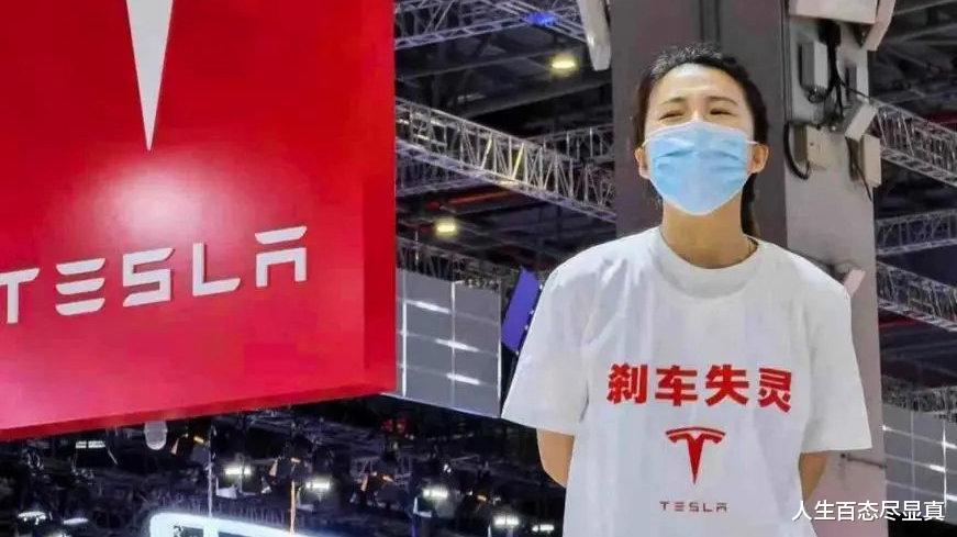 特斯拉|特斯拉追尾现场监控曝光，货车被撞上花坛，司机当场身亡