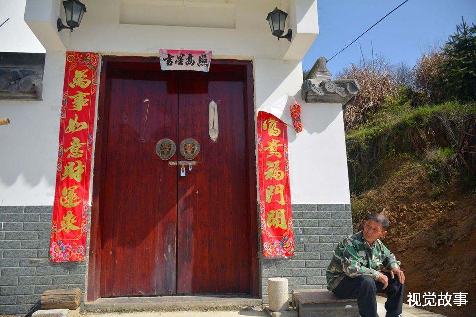 视觉故事 81岁大爷住深山别墅，装修豪华如宾馆，看为啥天天以泪洗面