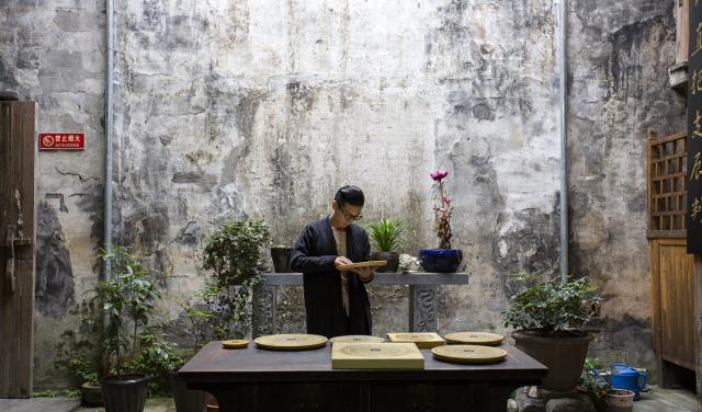 小海社会论 河南周口某医院门口,有人扔钱借阳寿,200元借10天命:太迷信了