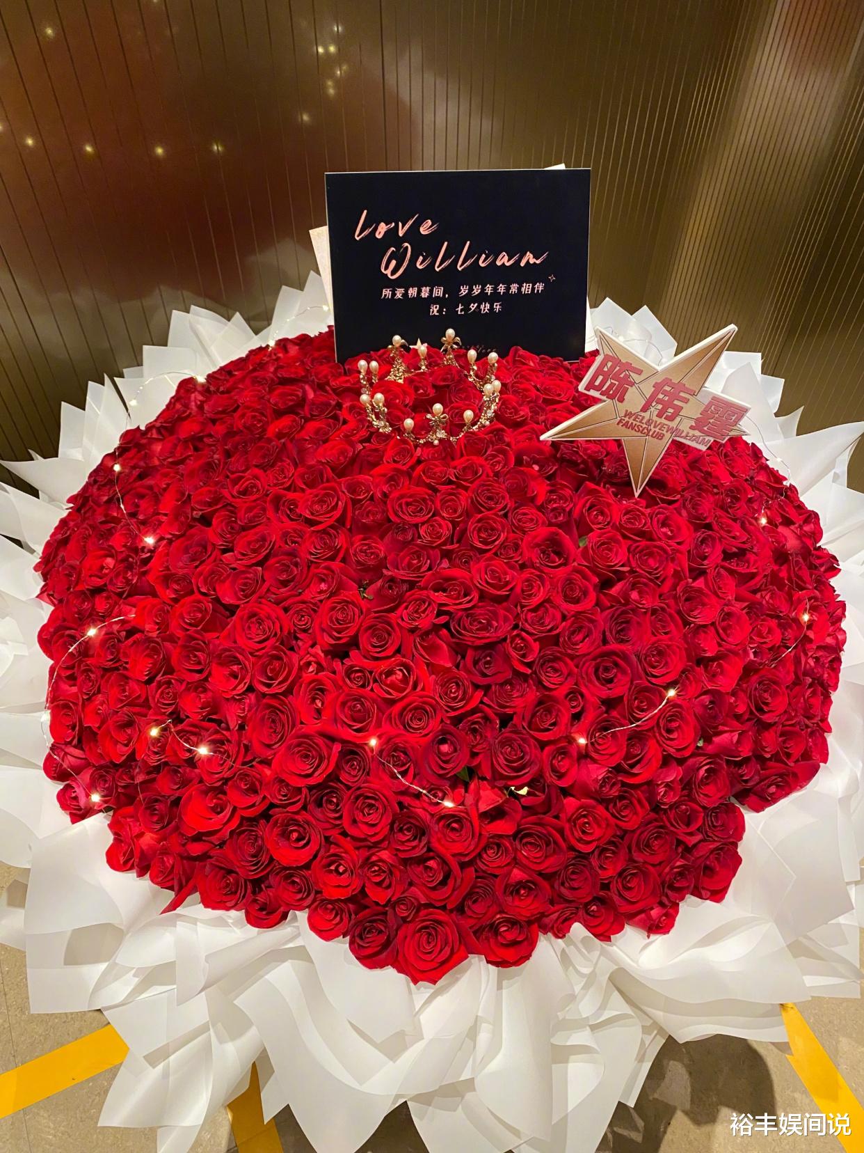 陈伟霆|陈伟霆何穗疑似恋情曝光！两人共度三天时间，七夕前夕收巨型玫瑰