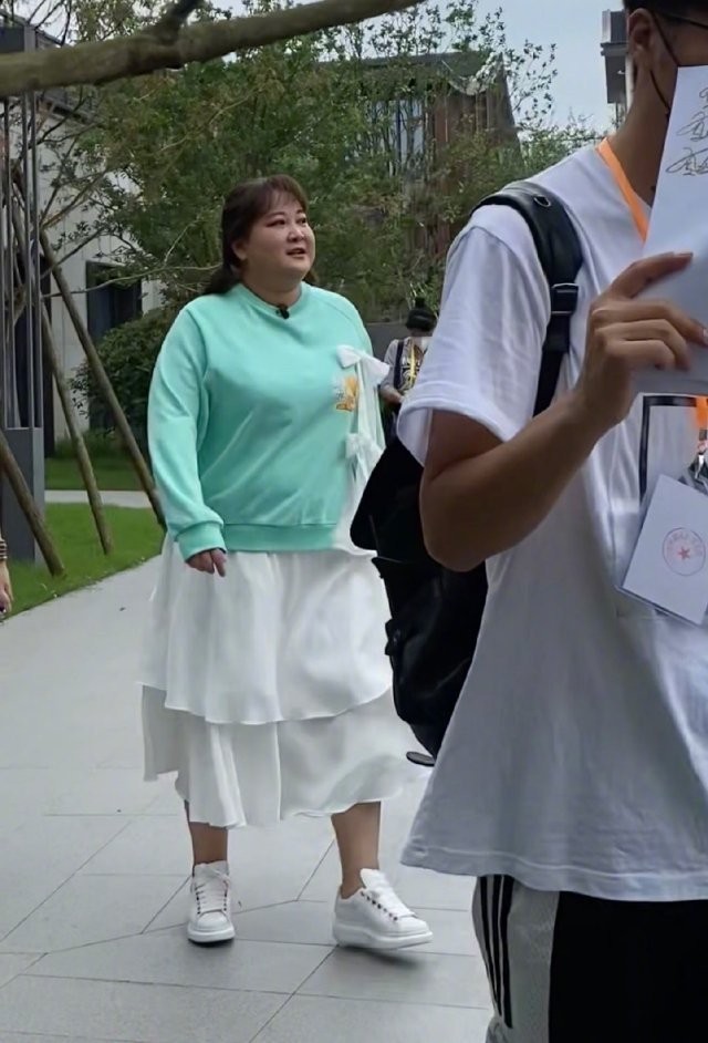 八只爪的猫 贾玲又没控制住身材，脖子胖出3层肉，穿长裙藏住粗腿仍有体积感
