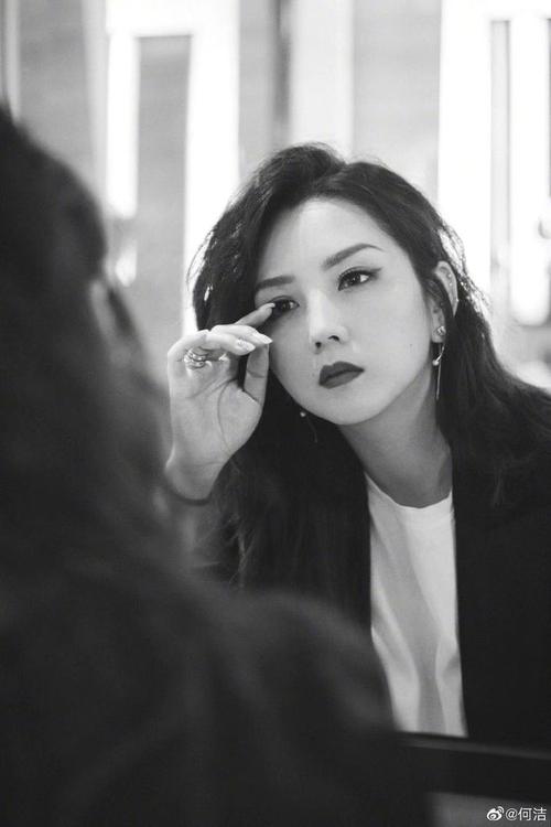 舜网 何洁晒三胎女儿正脸照 眼睛大如葡萄小脸肉嘟嘟