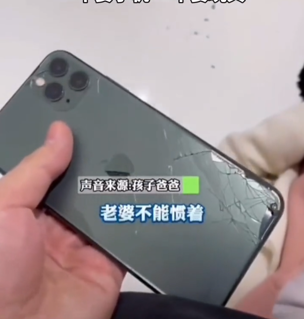 湖南一家三口逛商场,母子俩竟睡地上撒娇:一个要玩具一个要手机