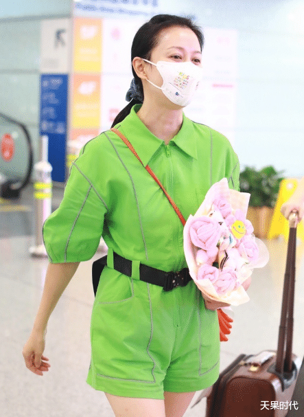 连体裤|倪虹洁素颜走机场，穿靓绿连体裤个性十足，却难掩面容憔悴