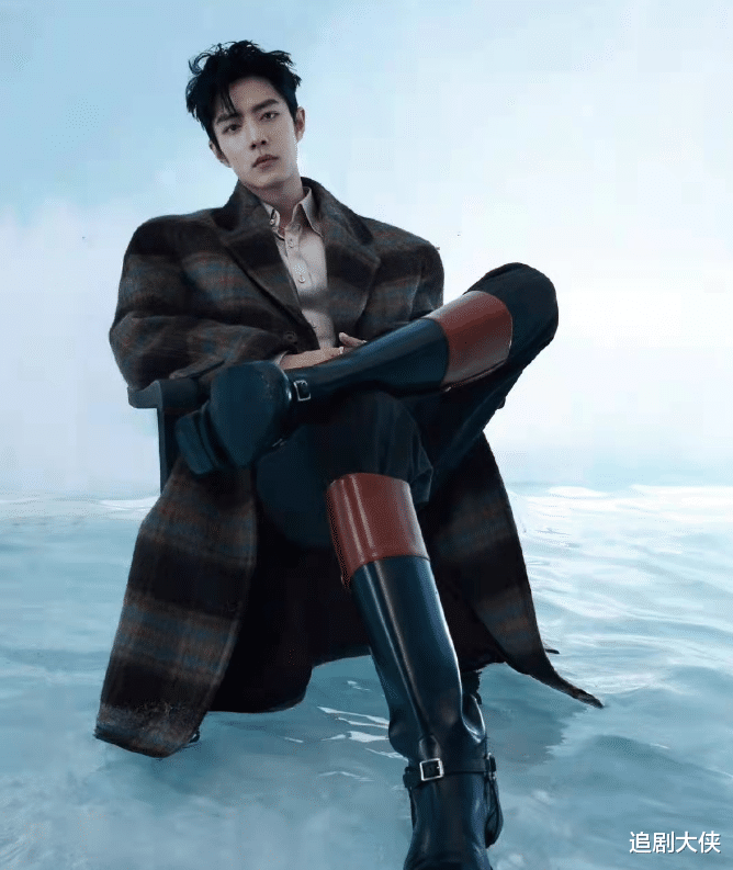 肖战|肖战驾驭时尚果然有一招！2022开年大刊封面曝光，帅气造型引关注