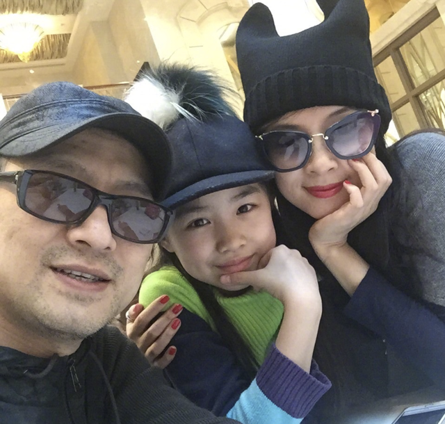 章子怡|章子怡携小苹果逛街被偶遇，挽继女的手像姐妹，人群中气质出众