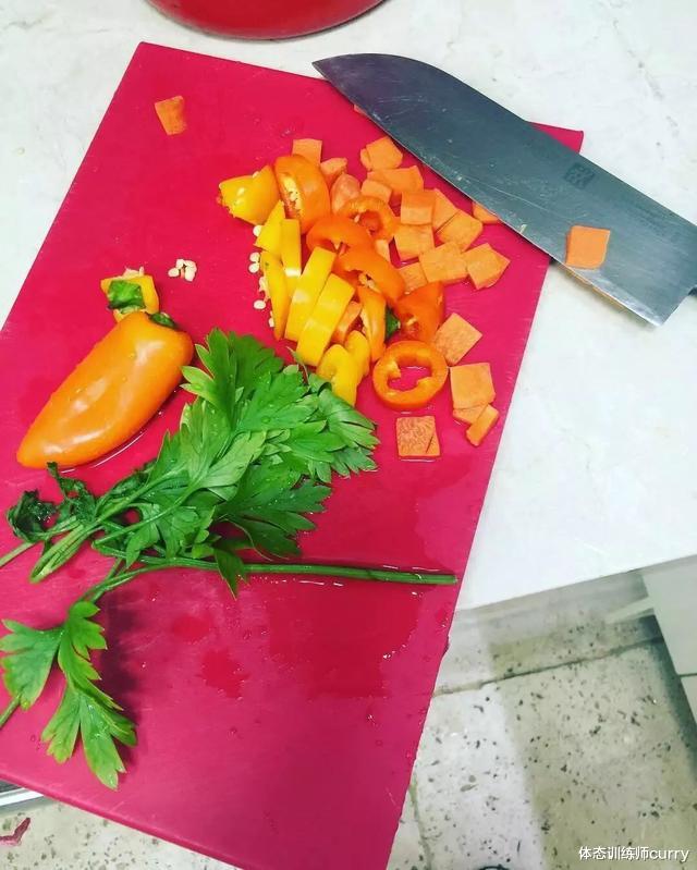 衰老|50岁女人20岁身材，她热辣冻龄30年，看看他是如何做到的？