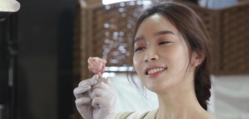 |女人就怕嫁错郎，13天短命婚姻后，45岁李敏英在家吃牛肉练普拉提