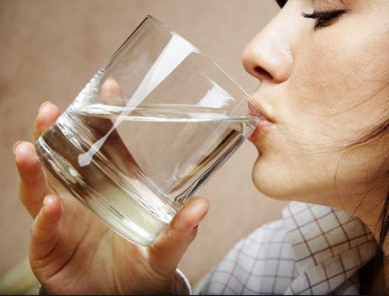 医生|喝水时，一半热水兑一半凉水，对身体有伤害吗？来听医生怎么说