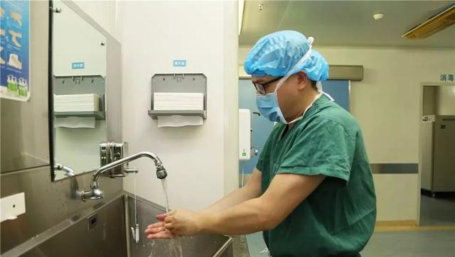 韦启要爱电影 “媳妇被男医生内检，我不想活了……”丈夫崩溃，欲轻生