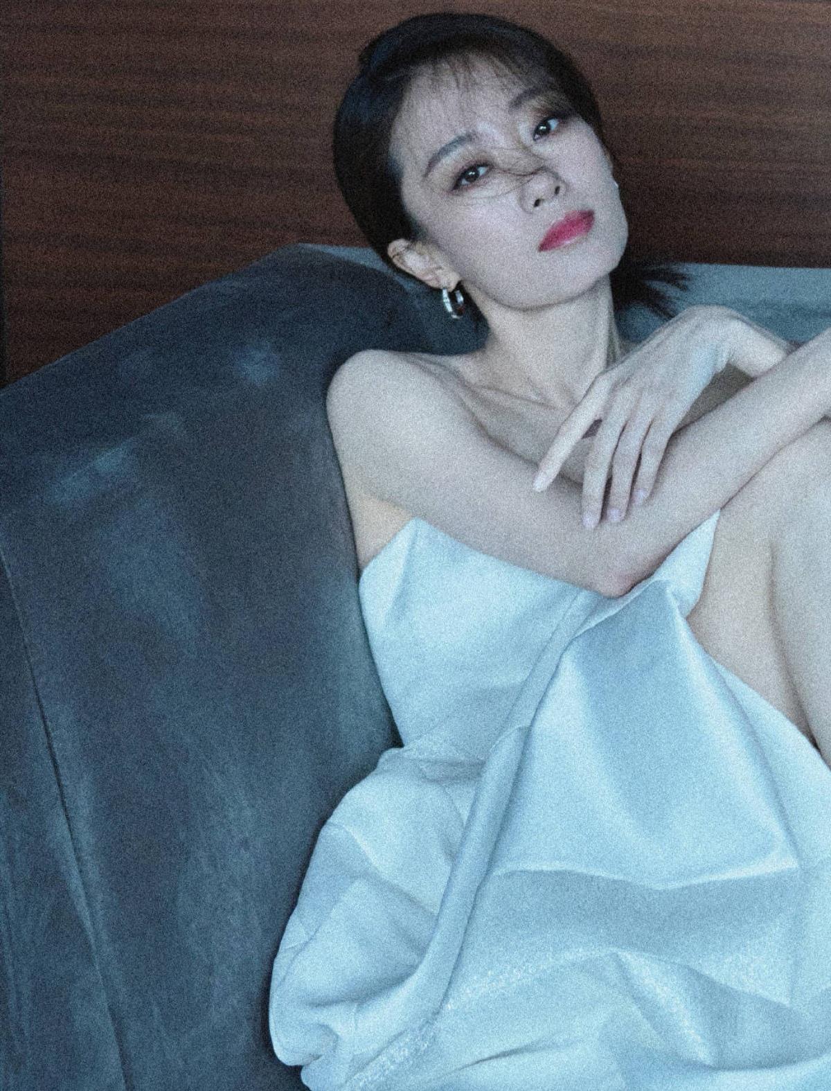 黄晓明|35岁张小斐穿抹胸裙，蜷在沙发凹造型好拘谨，发丝散乱显成熟魅力