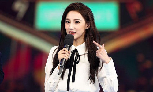 马凡舒|央视主持马凡舒走秀泳衣滑落 淡定走完全程事后霸气回应