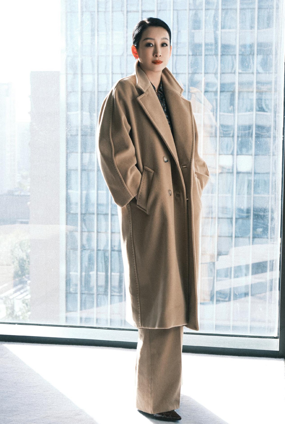 秦海璐|43岁秦海璐穿搭好显气质，卡其色大衣温柔优雅，红唇黑发太有气场