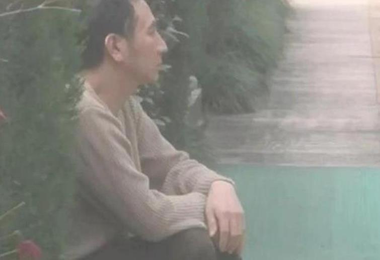 家装日志 林生斌憔悴现身墓地后，小贞哥哥也手捧花现身，戴墨镜神情严肃