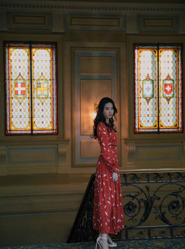 全球时尚号|34岁刘亦菲走红毯，搭配蓝色长裙礼服显性感，不愧是“仙女姐姐”