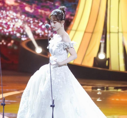 杨紫|杨紫上台拿奖，提裙走路时看清她脚上穿的鞋，这是对奖杯最大尊重！