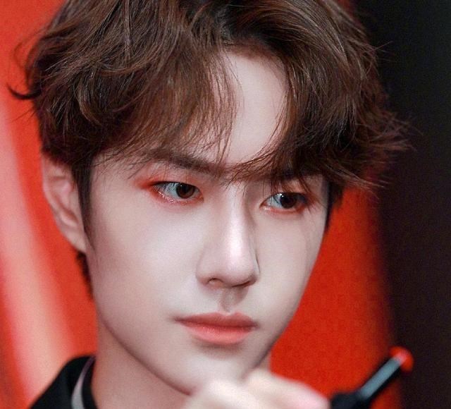 |谁能驾驭？王一博抹茶绿彩妆，没有谁能消化这种元素，只有他